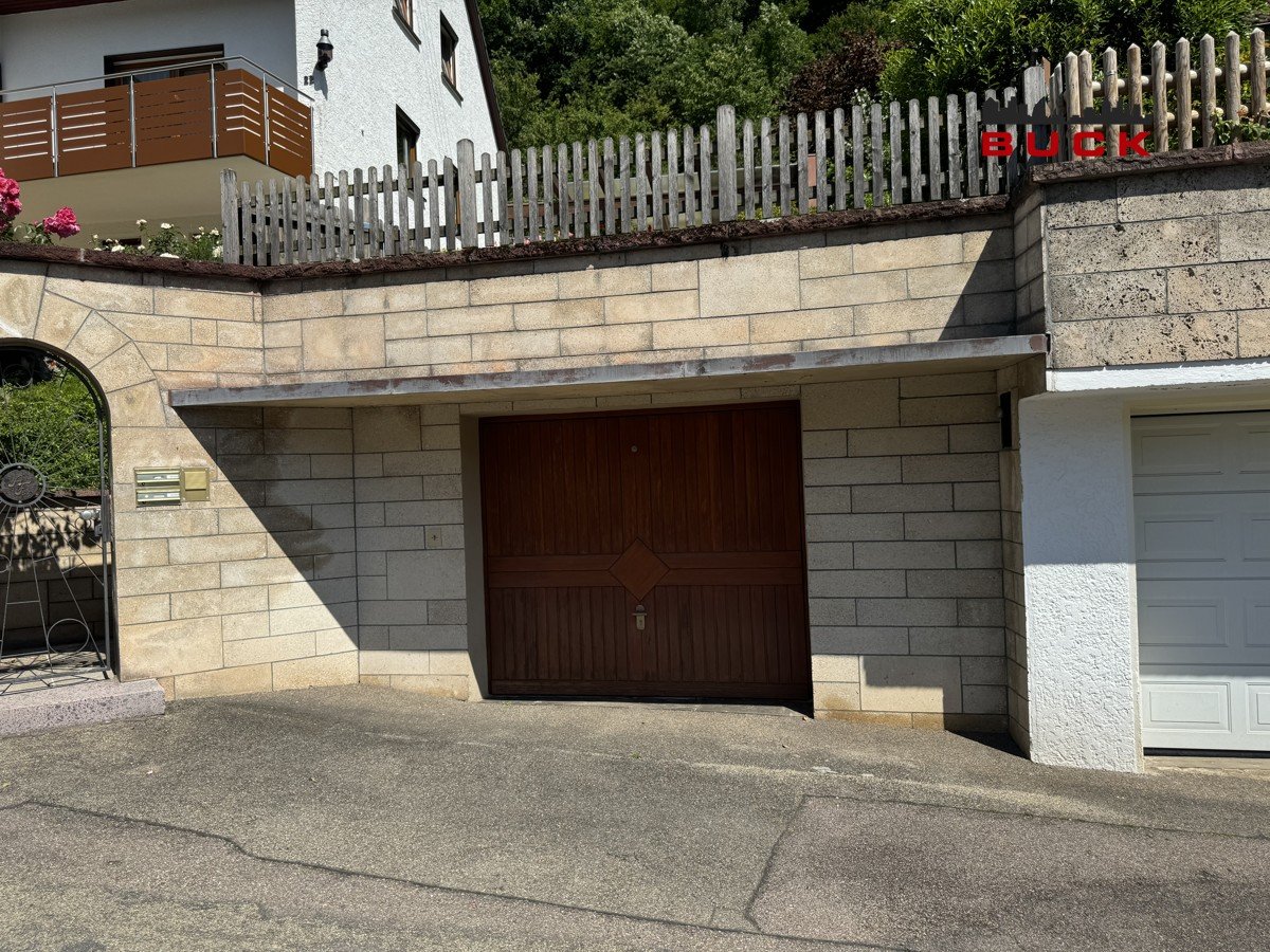 Garage mit Stellplatz